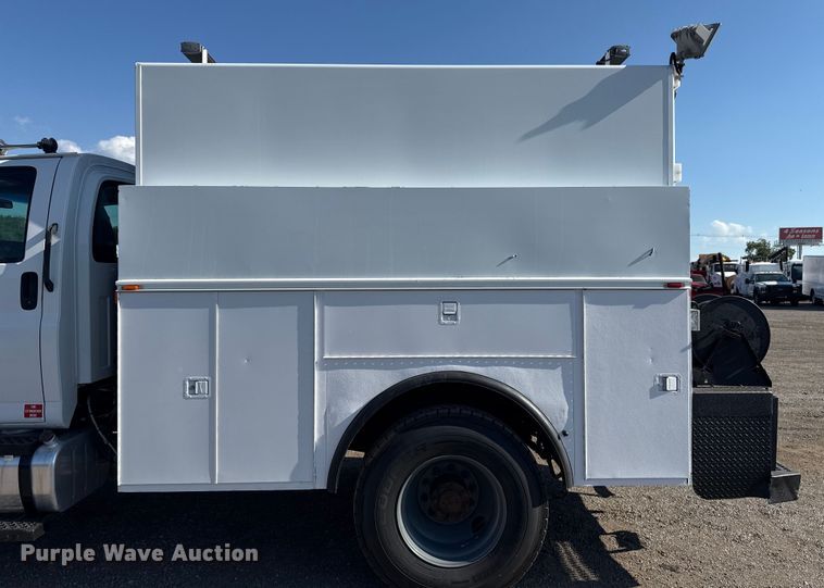 image for item EG5989 2004 GMC C8500 utility / service truck