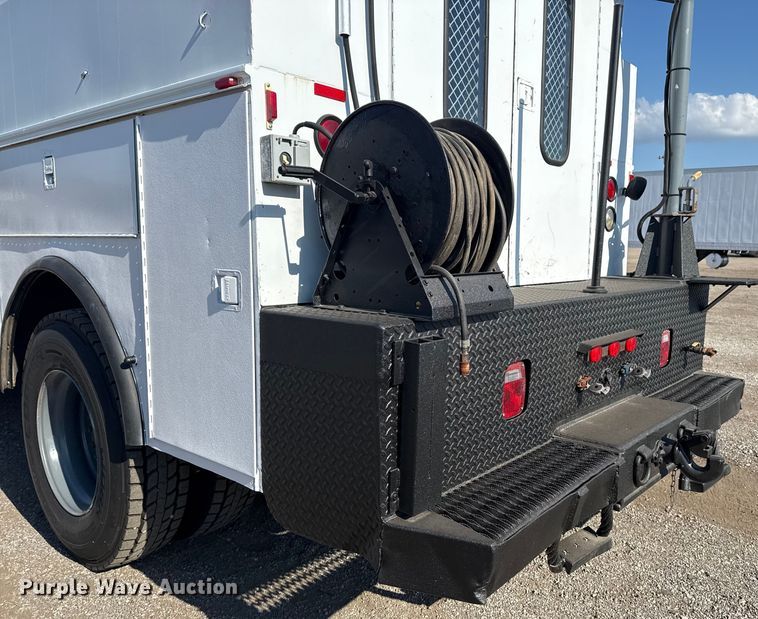 image for item EG5989 2004 GMC C8500 utility / service truck