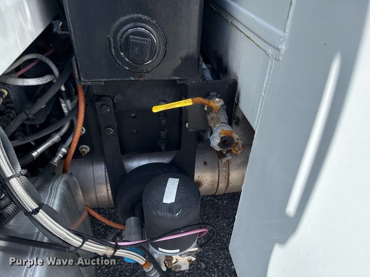 image for item EG5989 2004 GMC C8500 utility / service truck