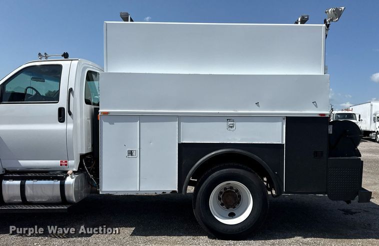 image for item EG5989 2004 GMC C8500 utility / service truck