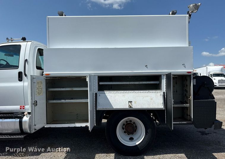 image for item EG5989 2004 GMC C8500 utility / service truck