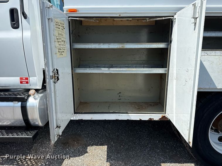 image for item EG5989 2004 GMC C8500 utility / service truck