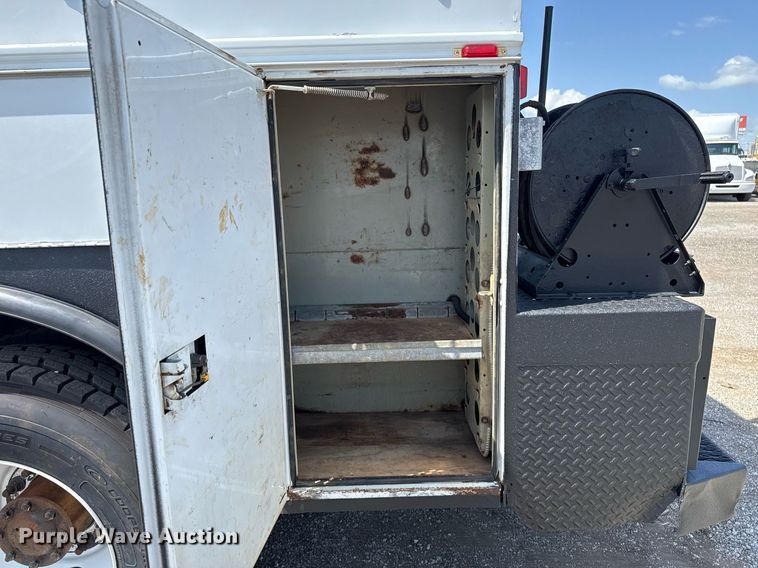 image for item EG5989 2004 GMC C8500 utility / service truck