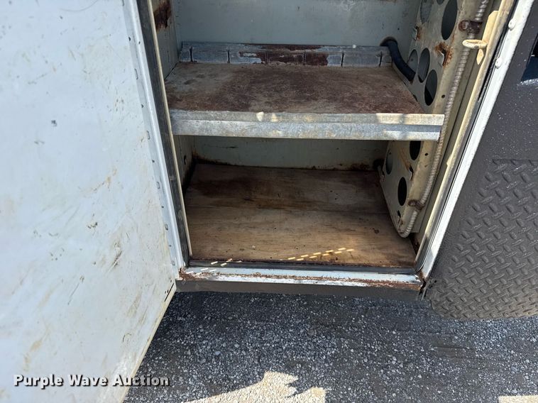 image for item EG5989 2004 GMC C8500 utility / service truck