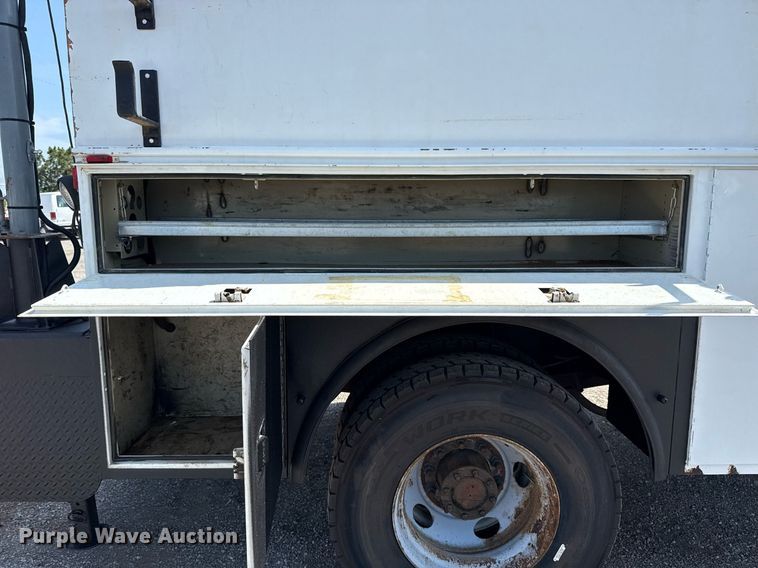 image for item EG5989 2004 GMC C8500 utility / service truck