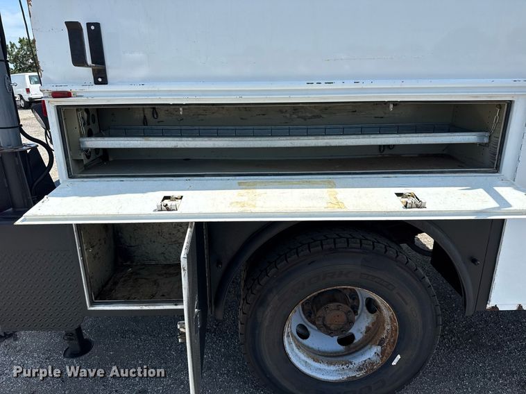 image for item EG5989 2004 GMC C8500 utility / service truck