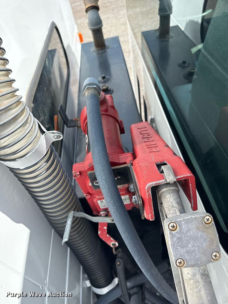 image for item EG5989 2004 GMC C8500 utility / service truck