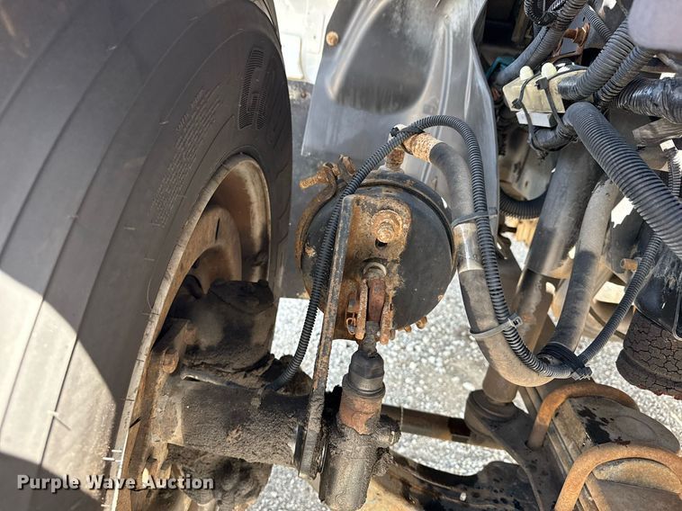 image for item EG5989 2004 GMC C8500 utility / service truck