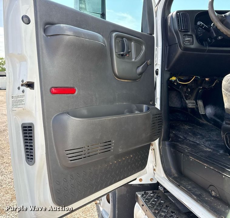 image for item EG5989 2004 GMC C8500 utility / service truck