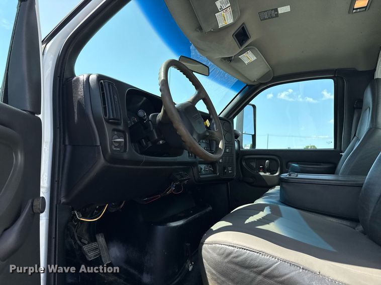 image for item EG5989 2004 GMC C8500 utility / service truck