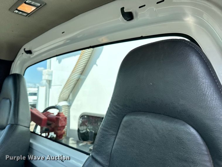 image for item EG5989 2004 GMC C8500 utility / service truck