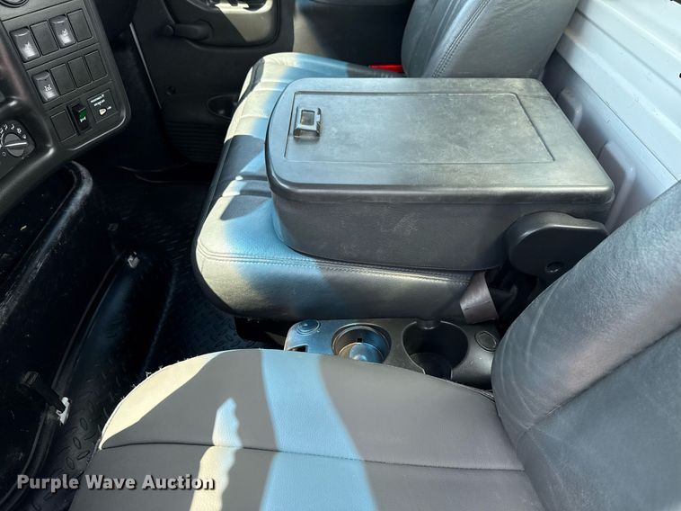 image for item EG5989 2004 GMC C8500 utility / service truck