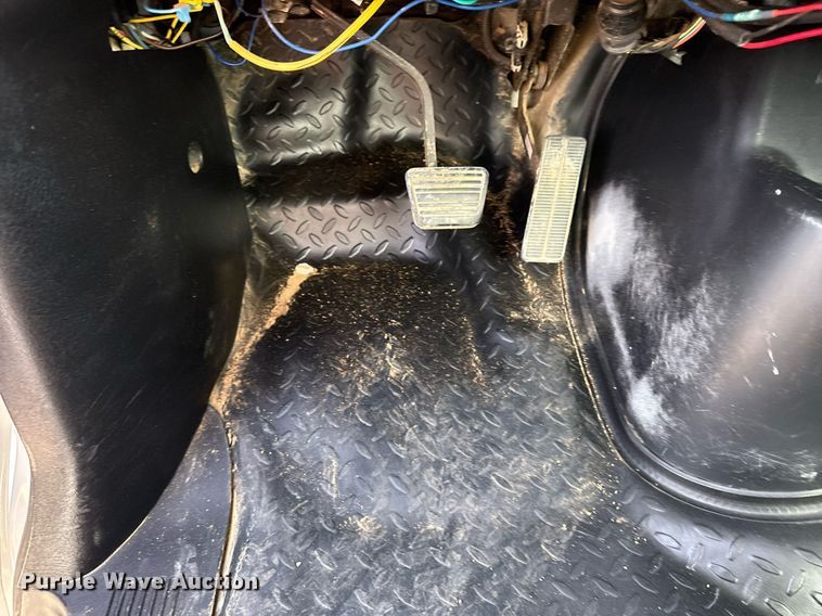 image for item EG5989 2004 GMC C8500 utility / service truck