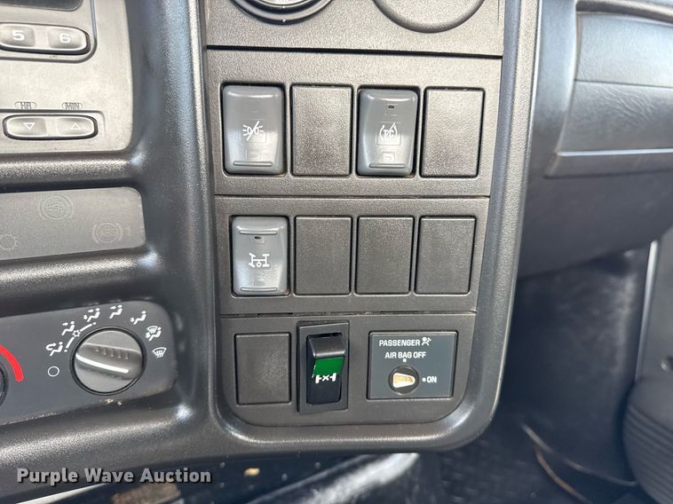 image for item EG5989 2004 GMC C8500 utility / service truck