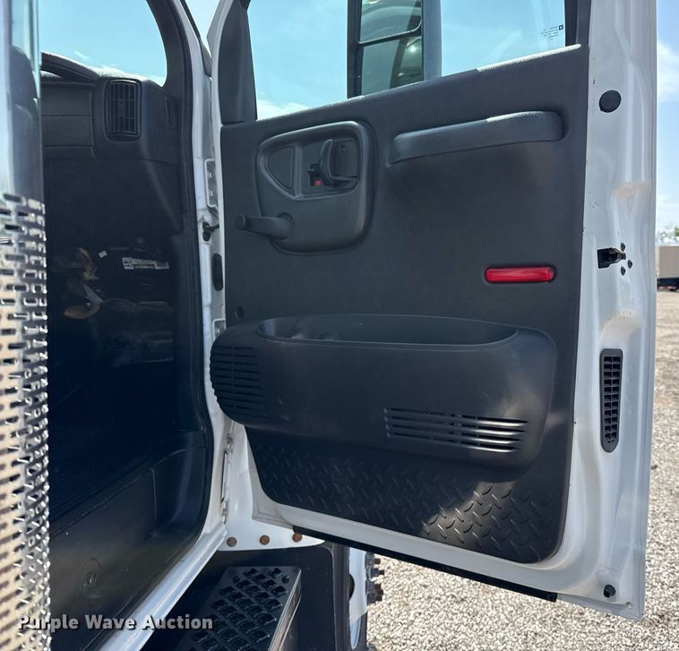 image for item EG5989 2004 GMC C8500 utility / service truck