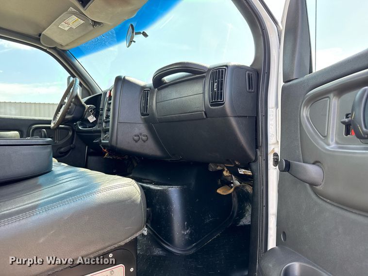 image for item EG5989 2004 GMC C8500 utility / service truck