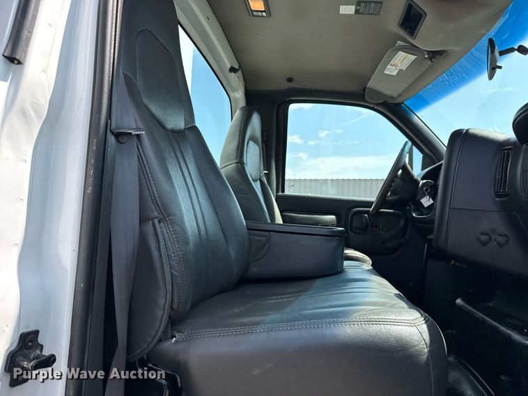 image for item EG5989 2004 GMC C8500 utility / service truck