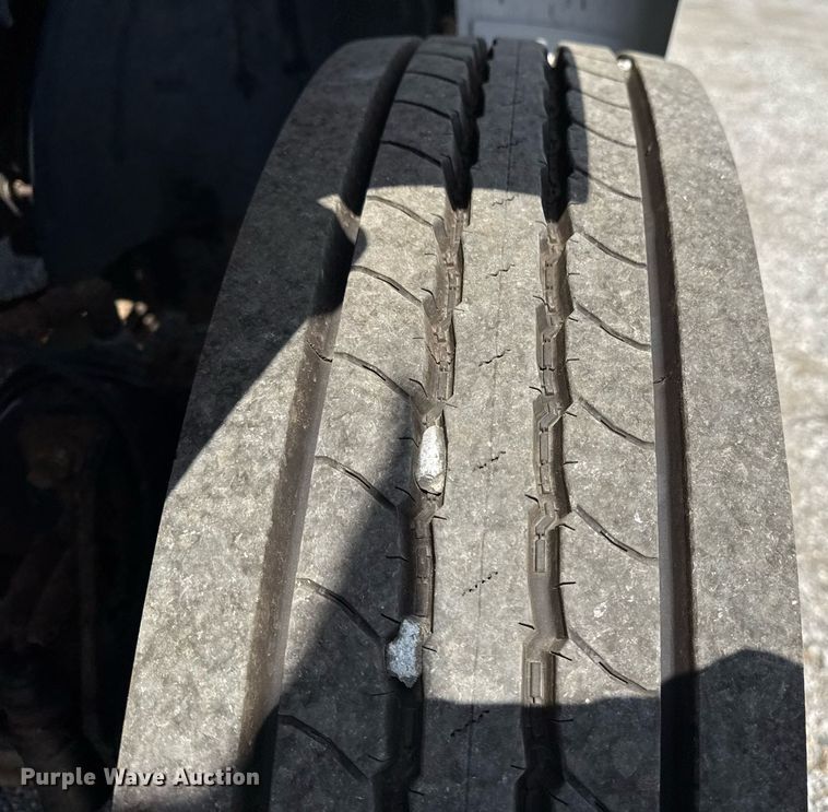 image for item EG5989 2004 GMC C8500 utility / service truck