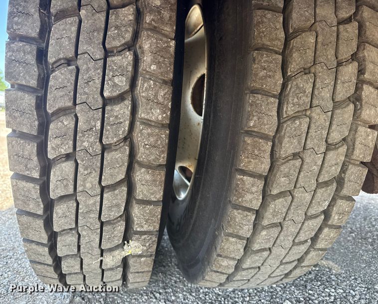 image for item EG5989 2004 GMC C8500 utility / service truck