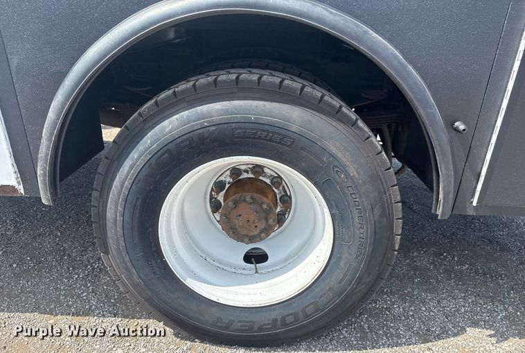 image for item EG5989 2004 GMC C8500 utility / service truck