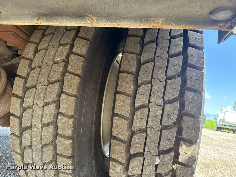 image for item EG5989 2004 GMC C8500 utility / service truck