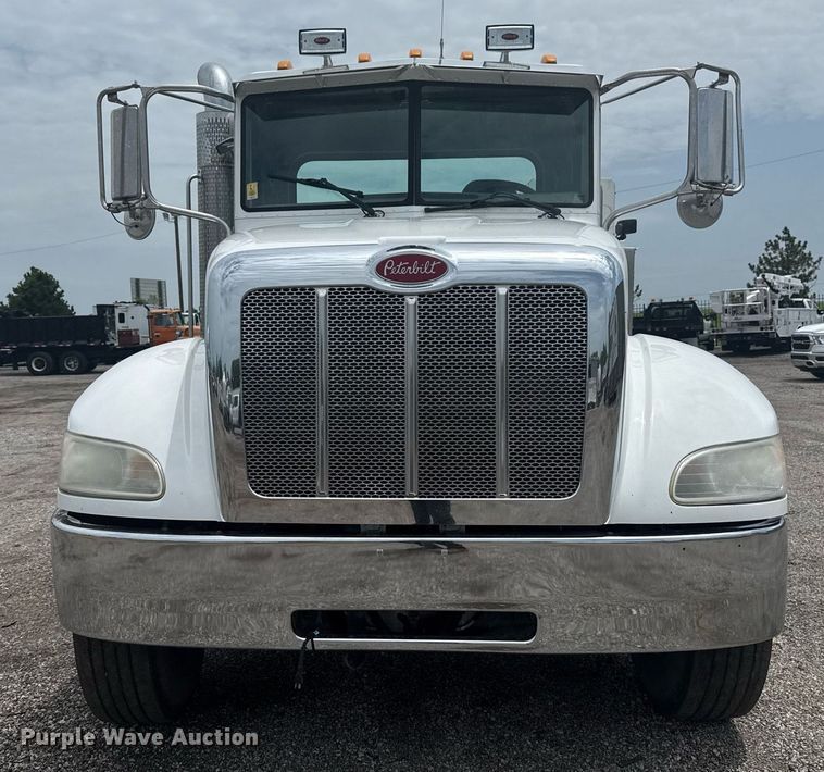 image for item EG6043 2009 Peterbilt 335 utility / service truck