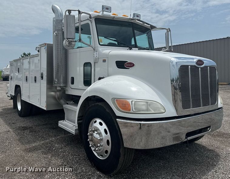 image for item EG6043 2009 Peterbilt 335 utility / service truck