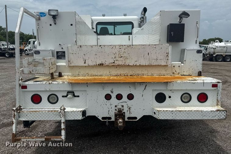 image for item EG6043 2009 Peterbilt 335 utility / service truck