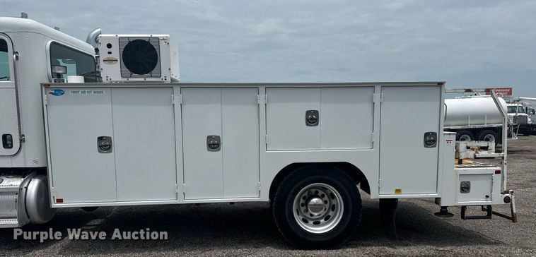 image for item EG6043 2009 Peterbilt 335 utility / service truck