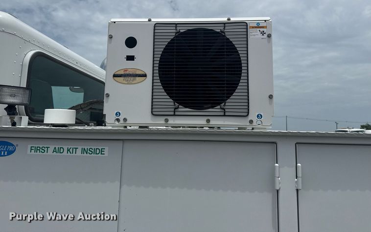 image for item EG6043 2009 Peterbilt 335 utility / service truck