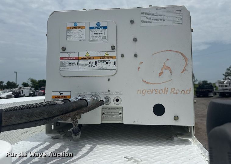 image for item EG6043 2009 Peterbilt 335 utility / service truck