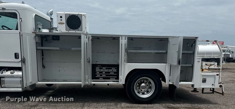 image for item EG6043 2009 Peterbilt 335 utility / service truck