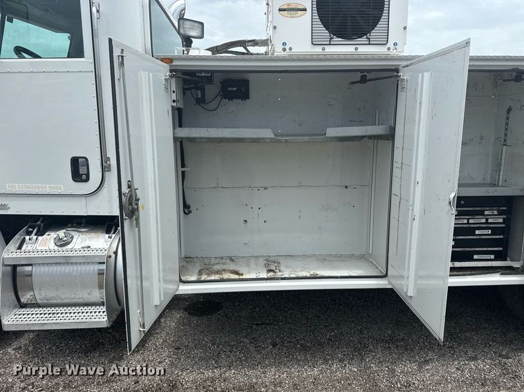 image for item EG6043 2009 Peterbilt 335 utility / service truck