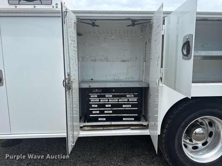 image for item EG6043 2009 Peterbilt 335 utility / service truck