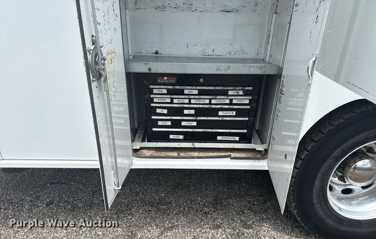 image for item EG6043 2009 Peterbilt 335 utility / service truck