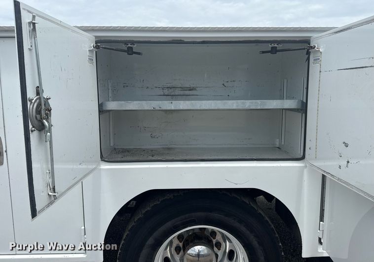 image for item EG6043 2009 Peterbilt 335 utility / service truck