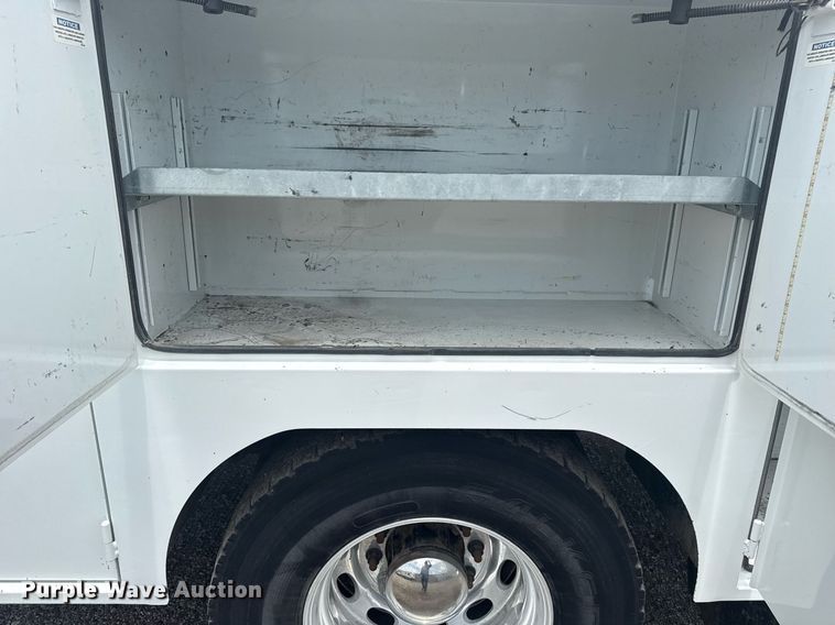 image for item EG6043 2009 Peterbilt 335 utility / service truck