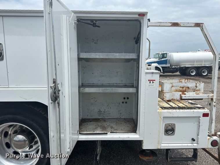 image for item EG6043 2009 Peterbilt 335 utility / service truck