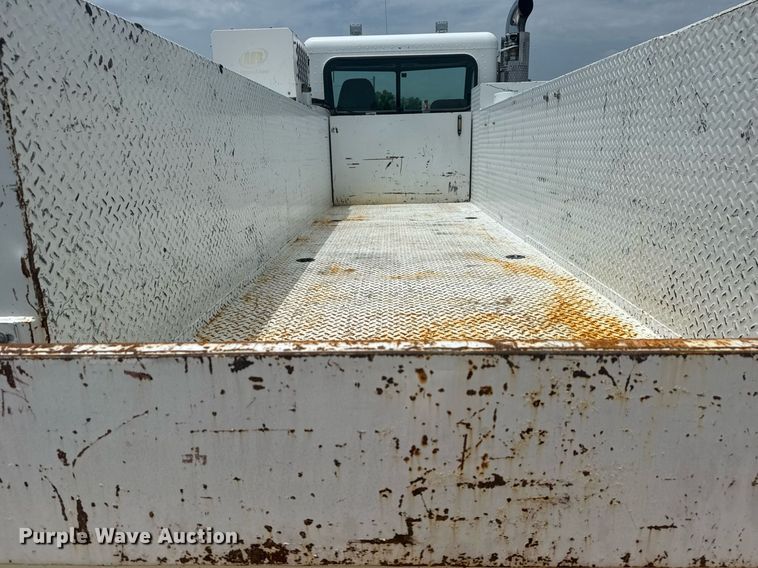 image for item EG6043 2009 Peterbilt 335 utility / service truck