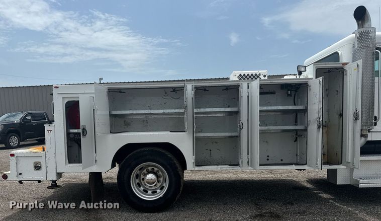 image for item EG6043 2009 Peterbilt 335 utility / service truck