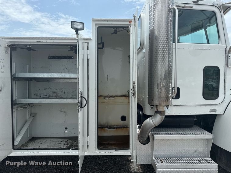 image for item EG6043 2009 Peterbilt 335 utility / service truck