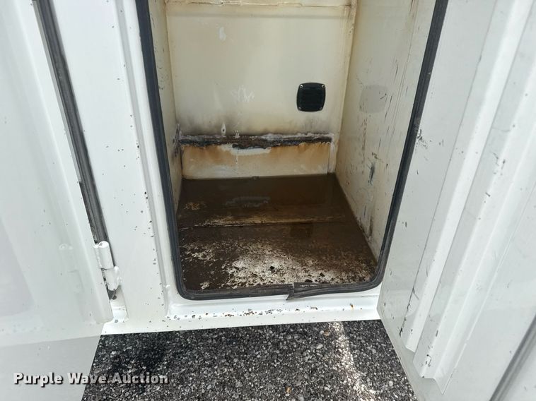 image for item EG6043 2009 Peterbilt 335 utility / service truck