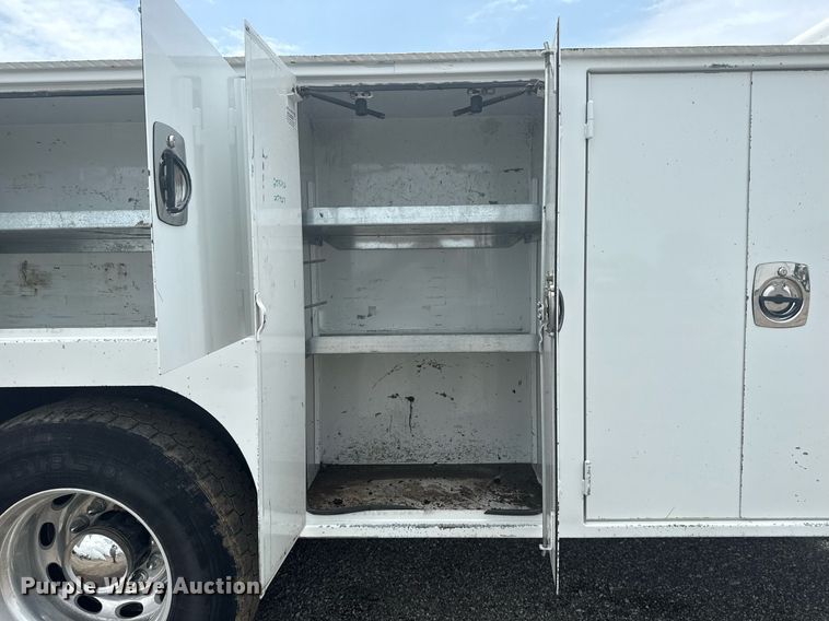 image for item EG6043 2009 Peterbilt 335 utility / service truck