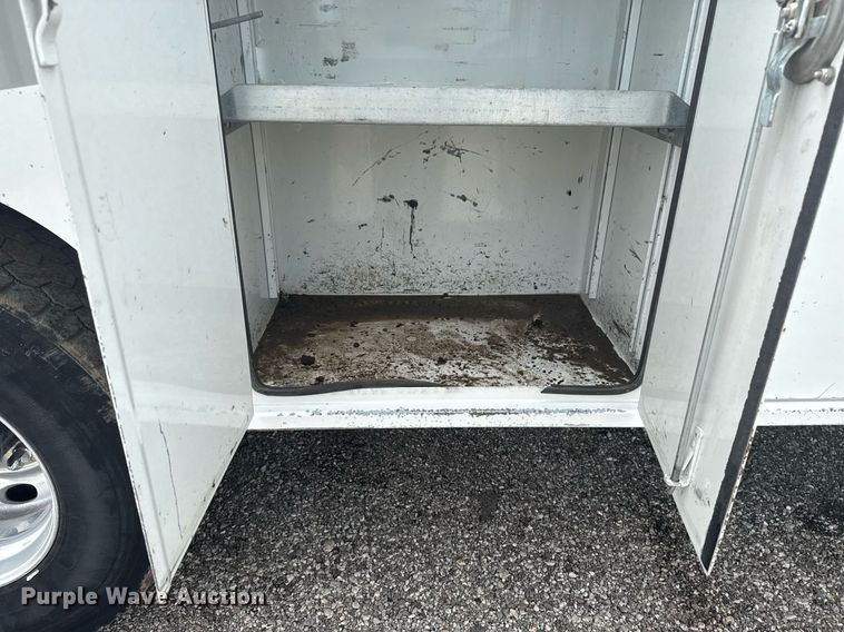 image for item EG6043 2009 Peterbilt 335 utility / service truck