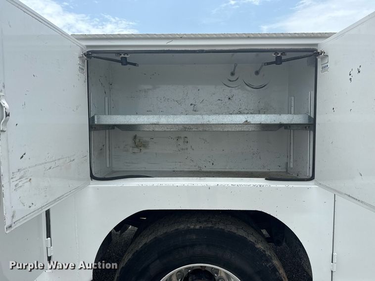 image for item EG6043 2009 Peterbilt 335 utility / service truck