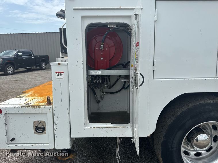 image for item EG6043 2009 Peterbilt 335 utility / service truck