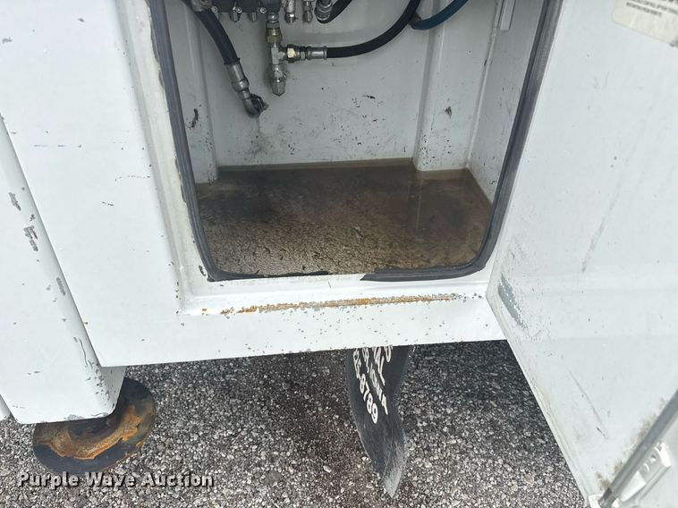 image for item EG6043 2009 Peterbilt 335 utility / service truck