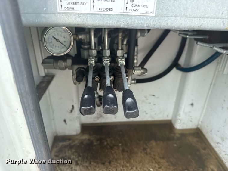 image for item EG6043 2009 Peterbilt 335 utility / service truck