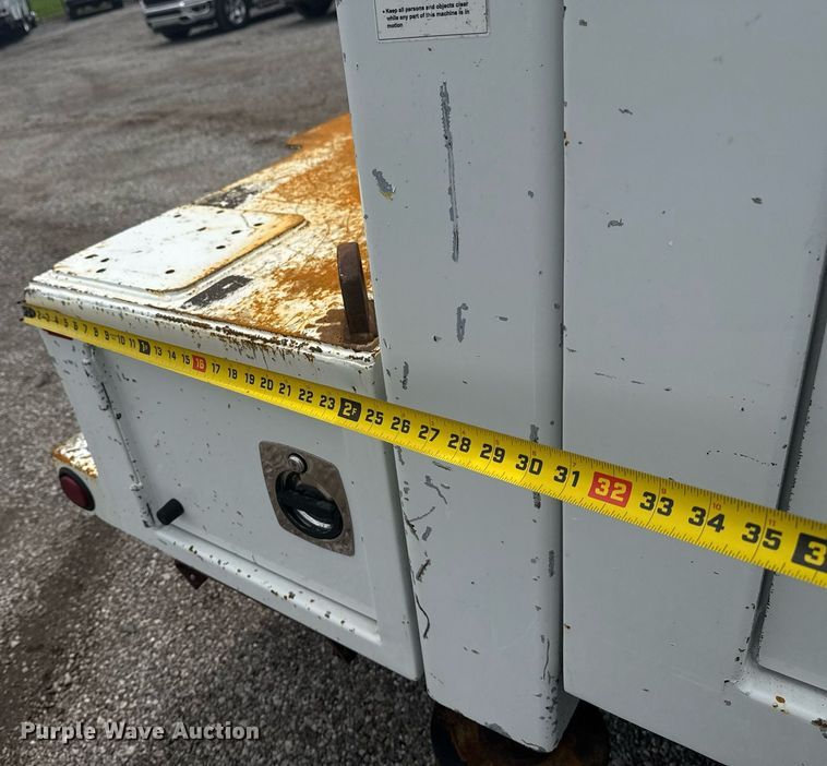 image for item EG6043 2009 Peterbilt 335 utility / service truck