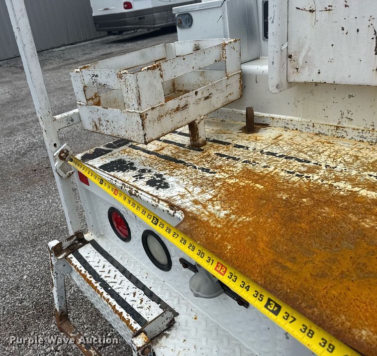 image for item EG6043 2009 Peterbilt 335 utility / service truck